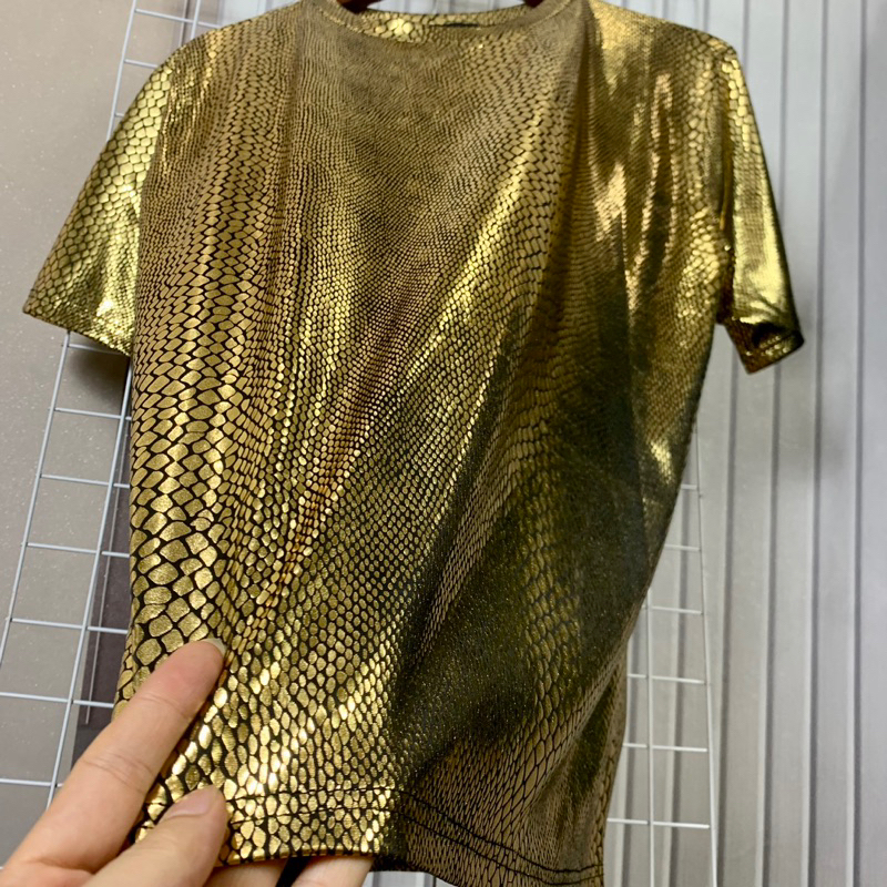 Áo thun cổ tròn nam tay ngắn hoạ tiết da rắn vàng Gold
