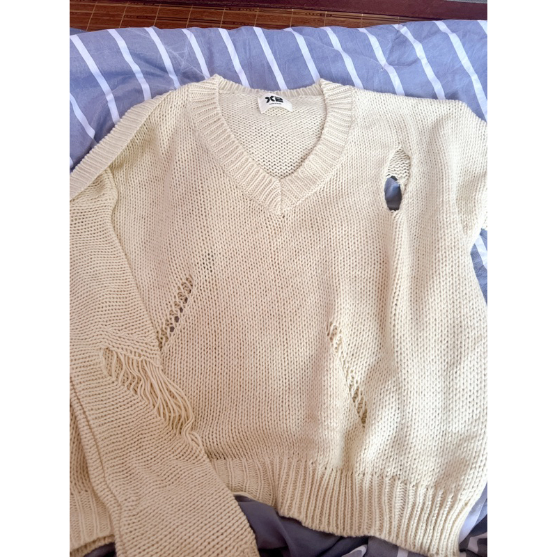 Áo len màu be dáng rách Made in Korea (ảnh thật)