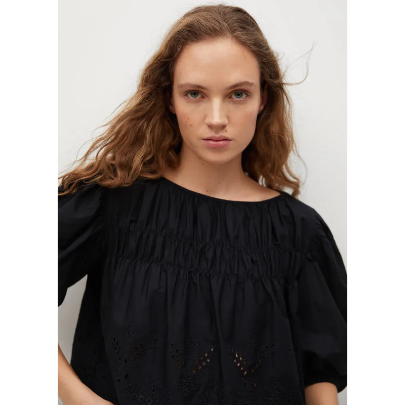 Áo crop đen Mango tay bồng