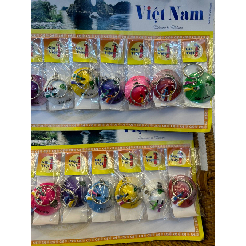 Móc khóa nón lá lưu niệm Việt Nam, vẽ tay có 10 màu - 1 set 10 màu ngẫu nhiên