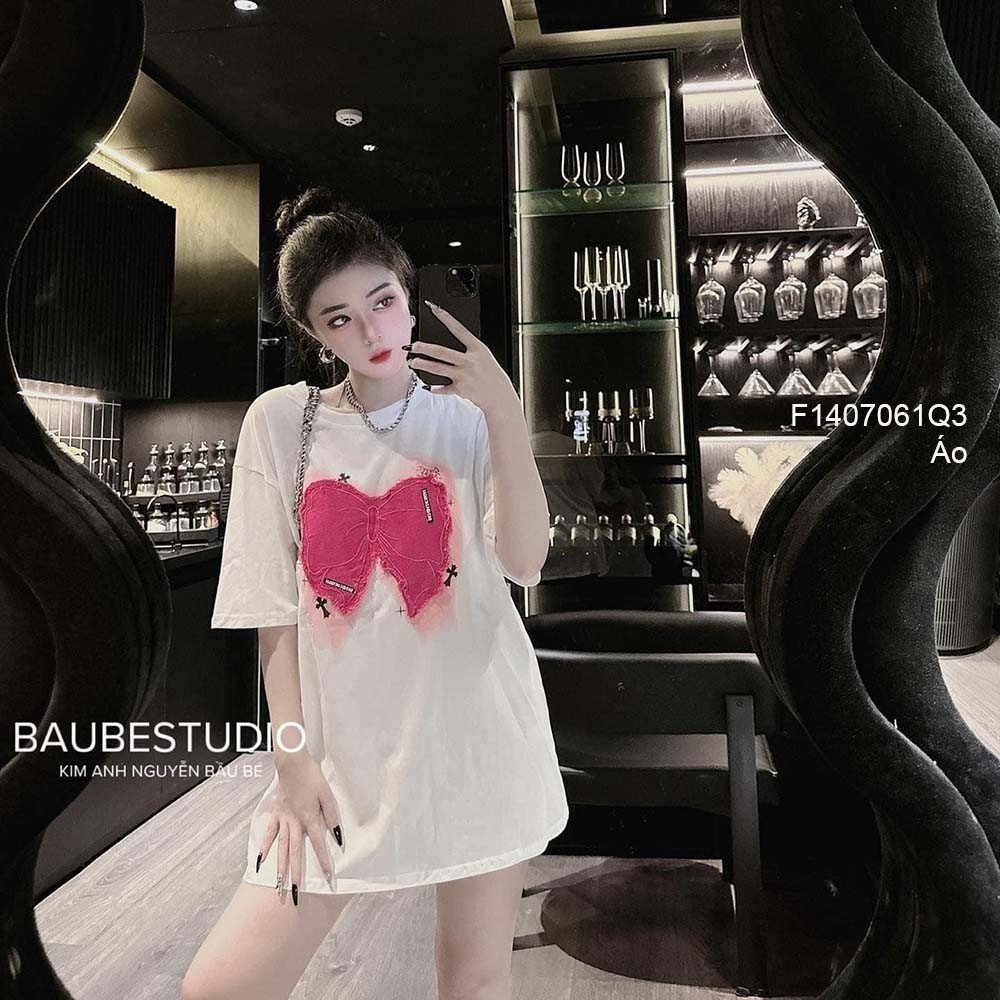 Áo thun form rộng phối hình nơ hồng in hình chữ thập tay con hàng đẹp!