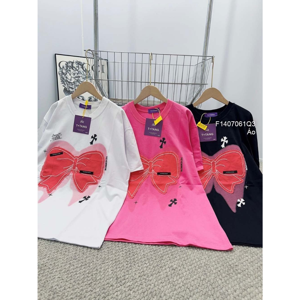 Áo thun form rộng phối hình nơ hồng in hình chữ thập tay con hàng đẹp!
