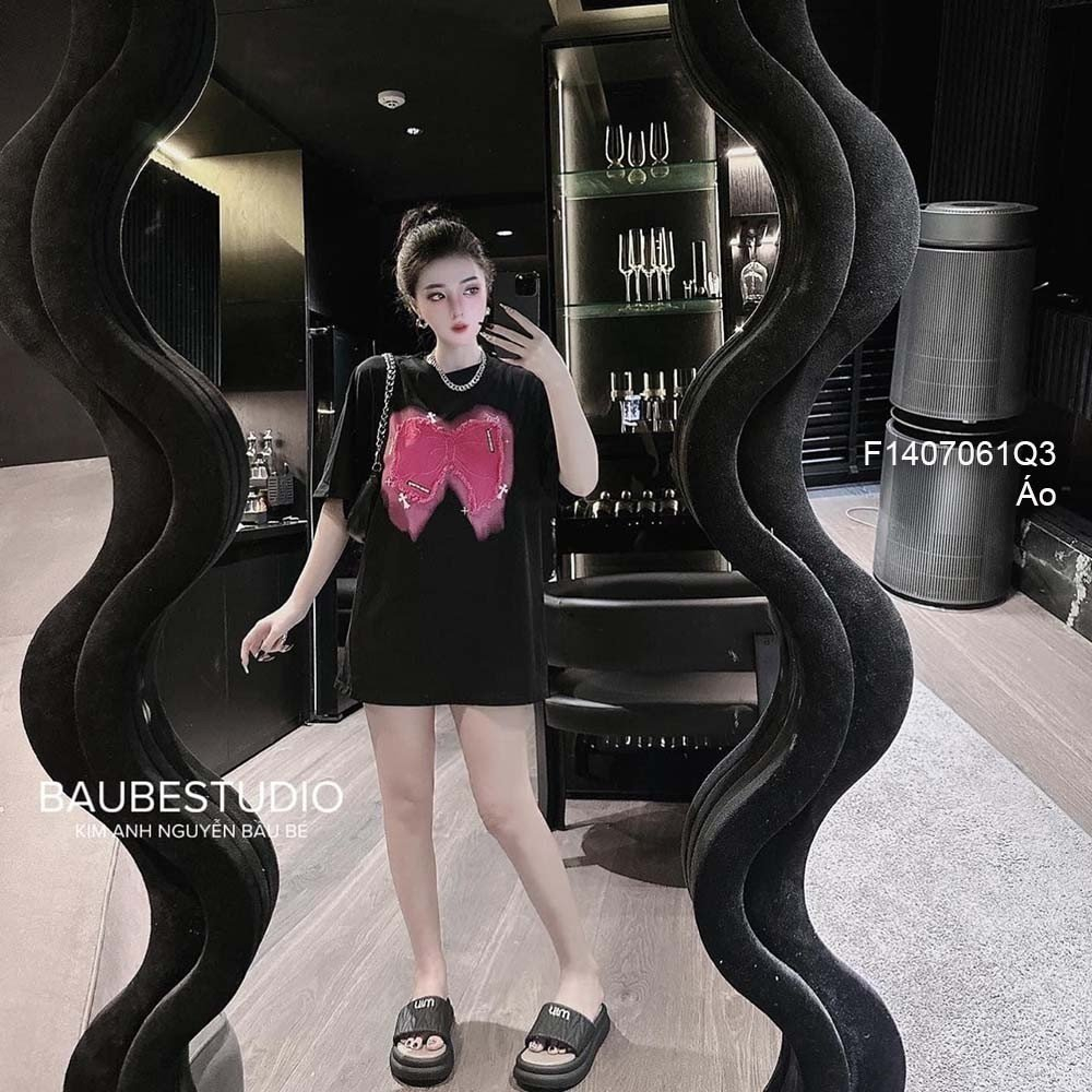 Áo thun form rộng phối hình nơ hồng in hình chữ thập tay con hàng đẹp!