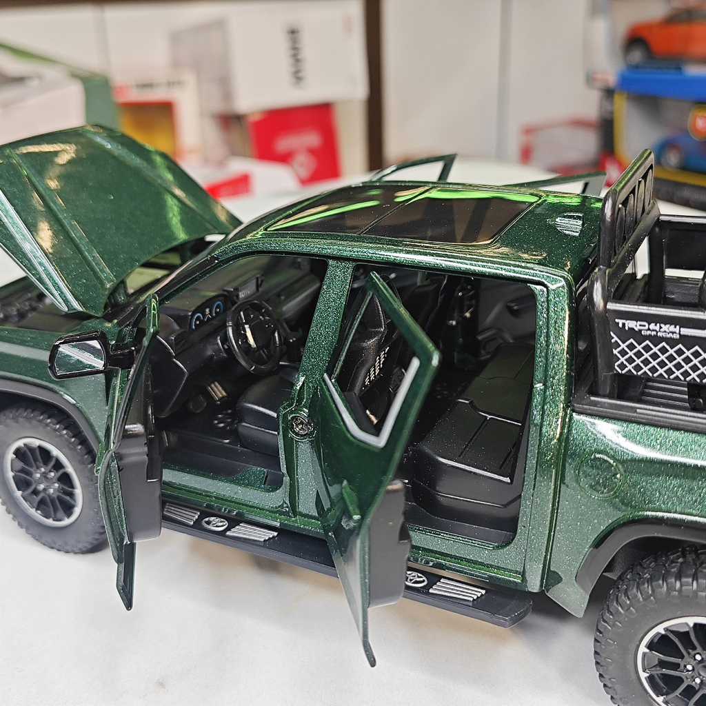 Mô hình xe ô tô bằng sắt Toyota Tundra tỉ lệ 1:24 hãng Hongsen 3 màu kèm 2 bánh