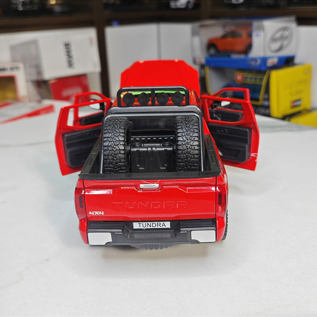 Mô hình xe ô tô bằng sắt Toyota Tundra tỉ lệ 1:24 hãng Hongsen 3 màu kèm 2 bánh
