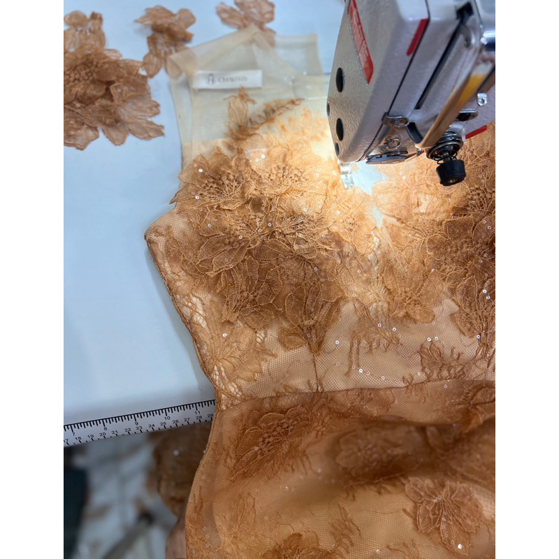 Váy ren thiết kế