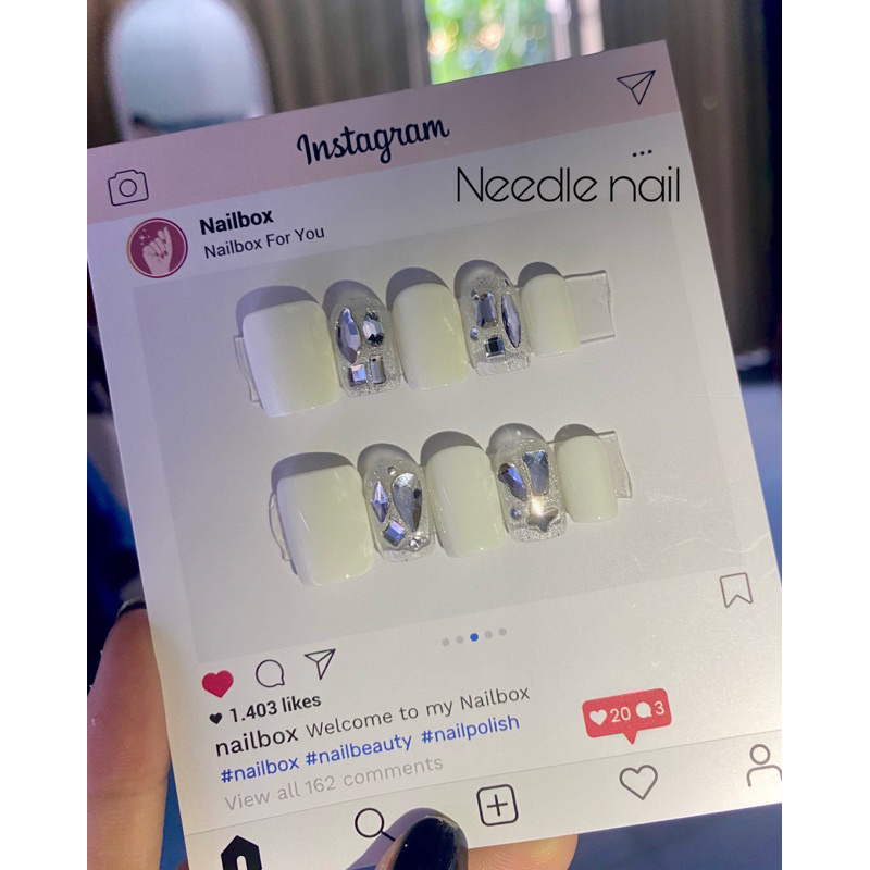 Móng tay giả thiết kế màu trắng đính đá, nail box theo yêu cầu