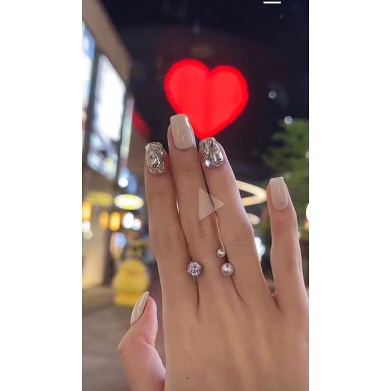 Móng tay giả thiết kế màu trắng đính đá, nail box theo yêu cầu