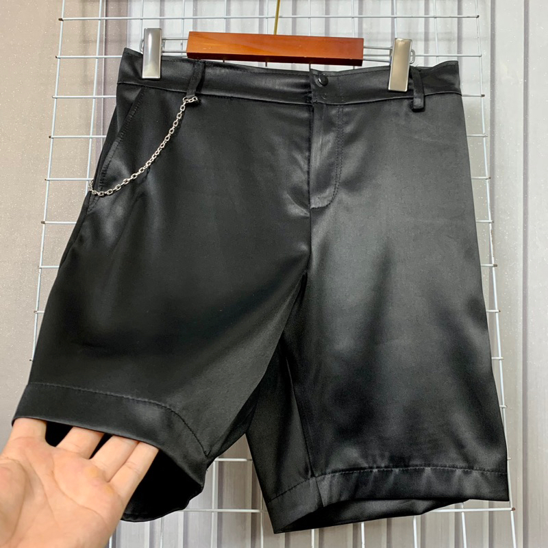 Quần short đùi nam trơn gắn xích bạc chất Cotton lụa đen bóng