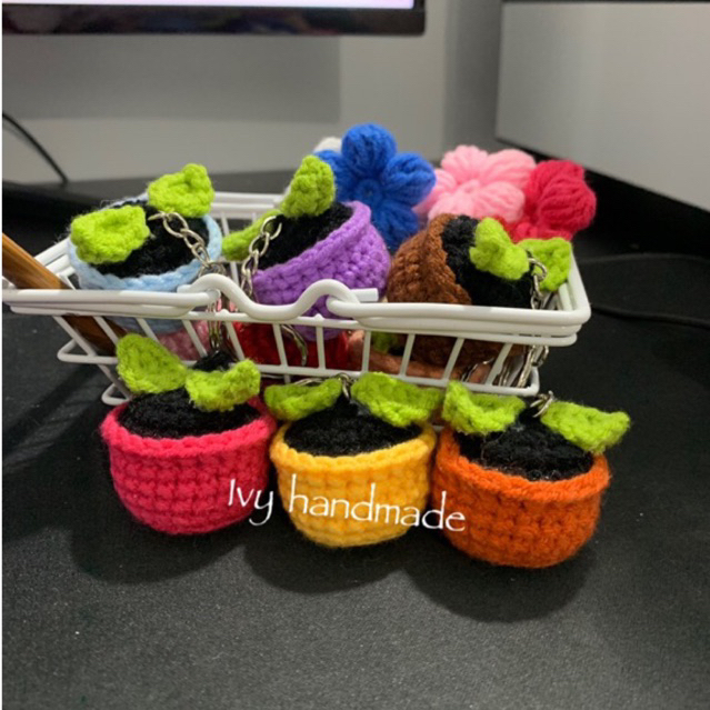 Móc khoá chậu cây mini bằng len handmade by ivy
