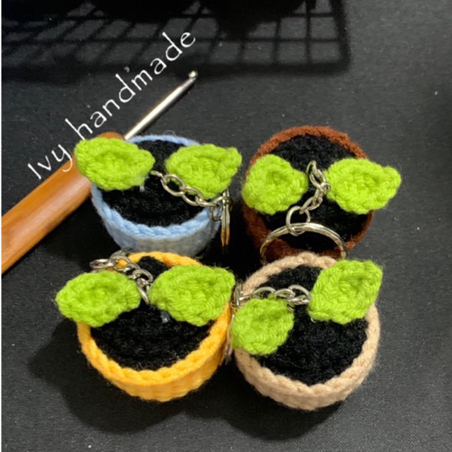 Móc khoá chậu cây mini bằng len handmade by ivy