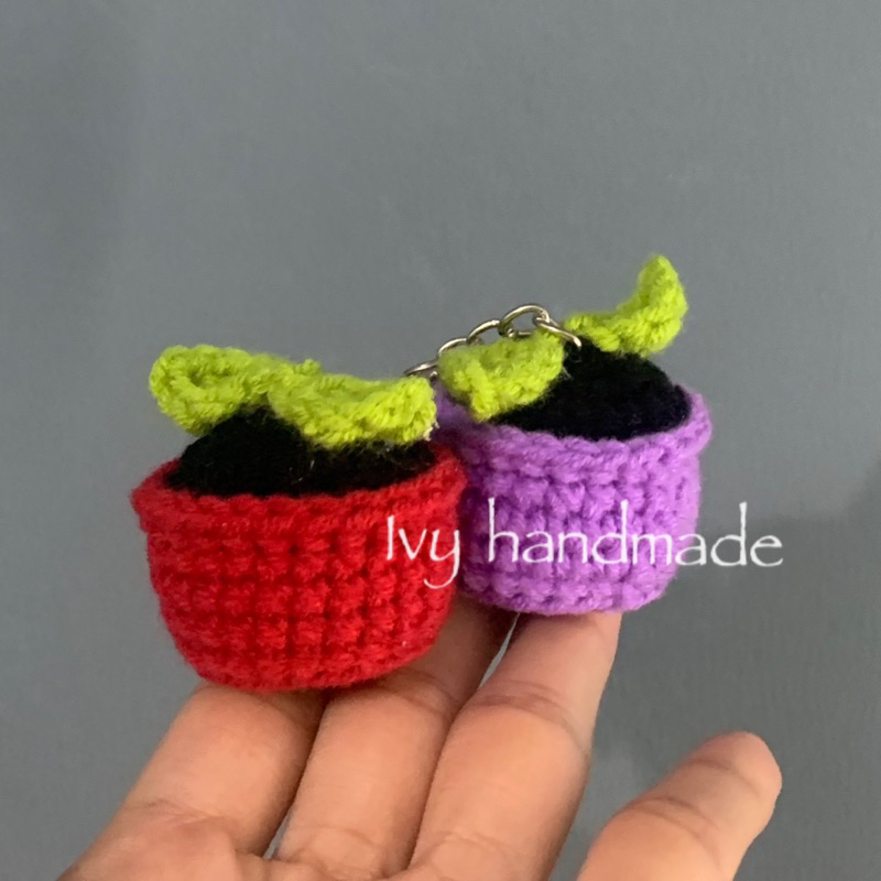 Móc khoá chậu cây mini bằng len handmade by ivy