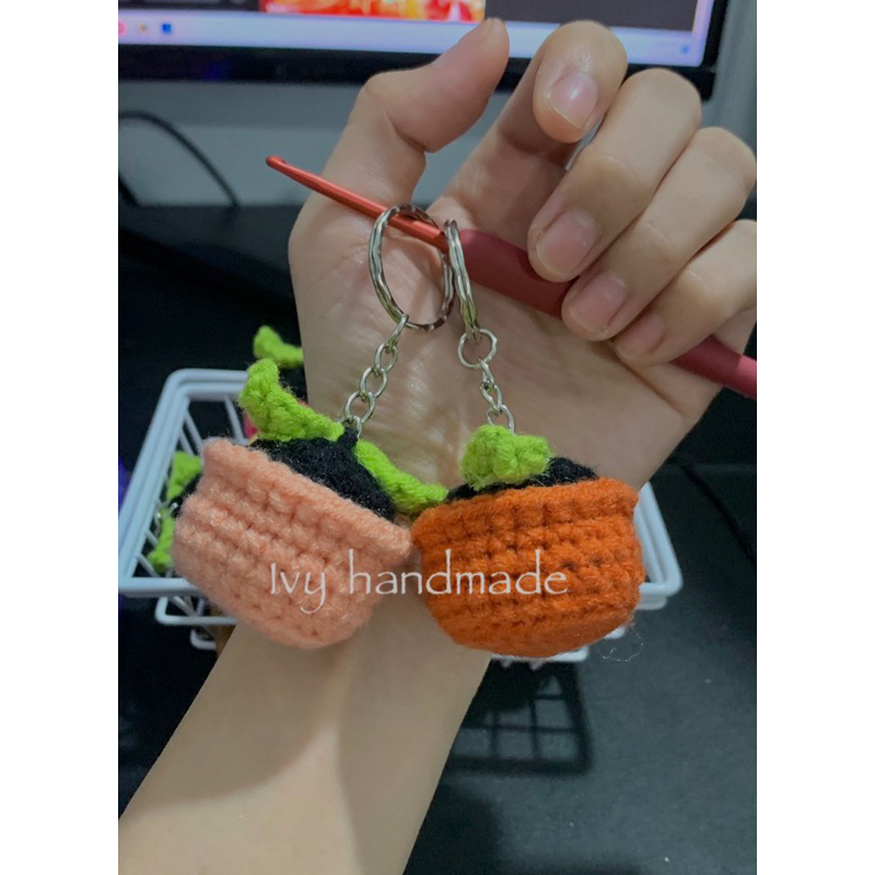 Móc khoá chậu cây mini bằng len handmade by ivy