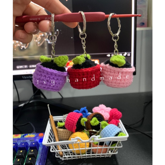 Móc khoá chậu cây mini bằng len handmade by ivy