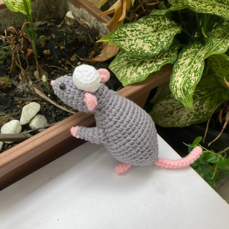 Chú chuột đầu bếp Ratatouille bằng len handmade