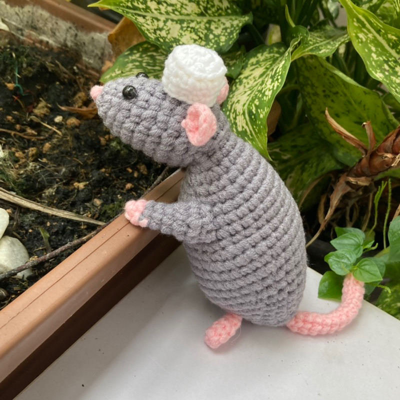 Chú chuột đầu bếp Ratatouille bằng len handmade