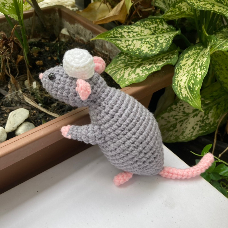 Chú chuột đầu bếp Ratatouille bằng len handmade