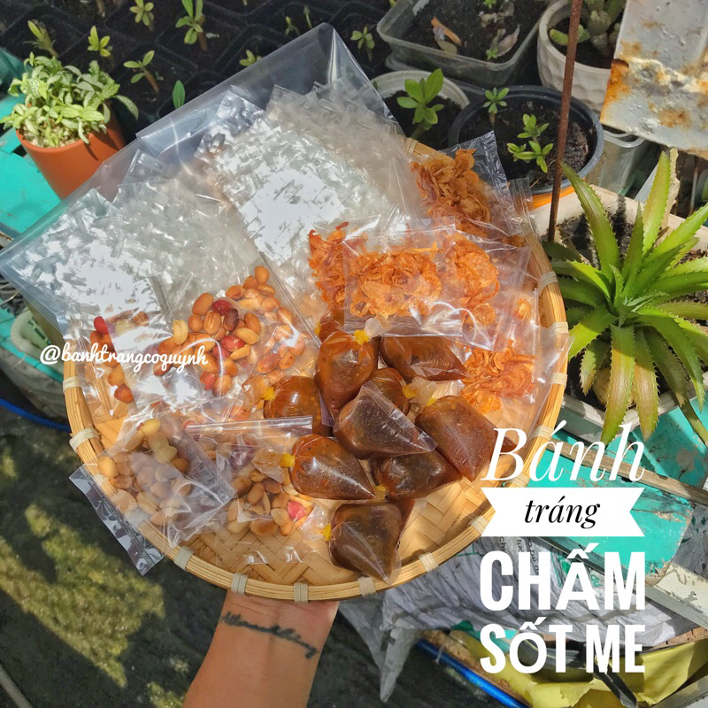 Bánh tráng chấm sốt me