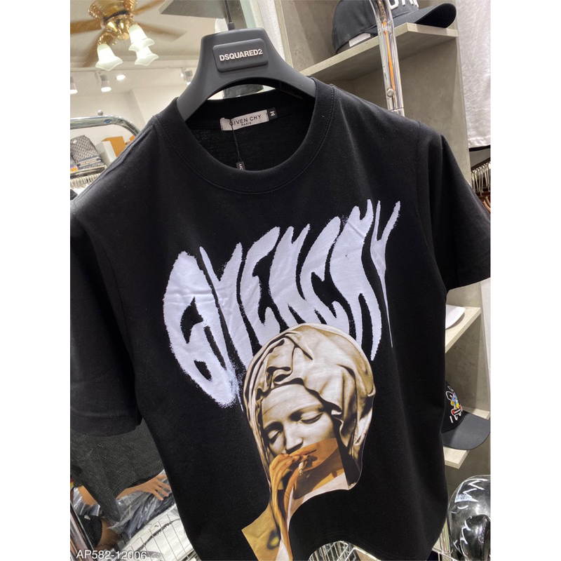 Áo phông Gi.vEnC hoạ tiết logo chữ ,hình ảnh người mẹ mix bàn tay hút thuốc