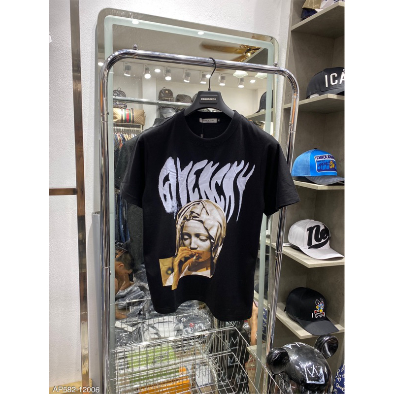 Áo phông Gi.vEnC hoạ tiết logo chữ ,hình ảnh người mẹ mix bàn tay hút thuốc