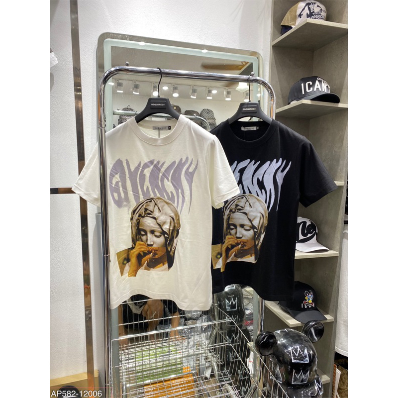 Áo phông Gi.vEnC hoạ tiết logo chữ ,hình ảnh người mẹ mix bàn tay hút thuốc