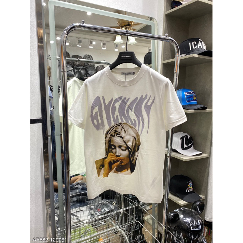 Áo phông Gi.vEnC hoạ tiết logo chữ ,hình ảnh người mẹ mix bàn tay hút thuốc