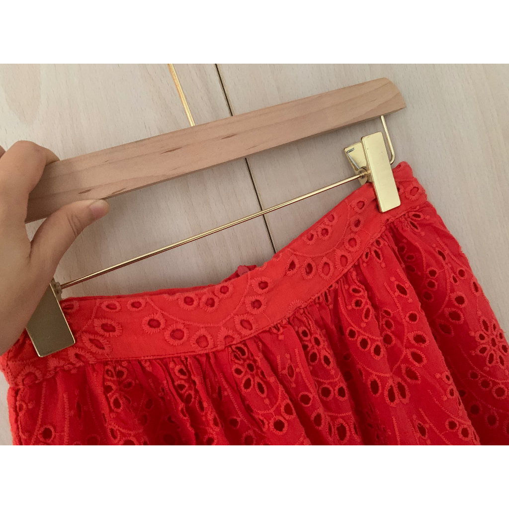 Váy xô đỏ hoa văn đục lỗ hiệu MANGO