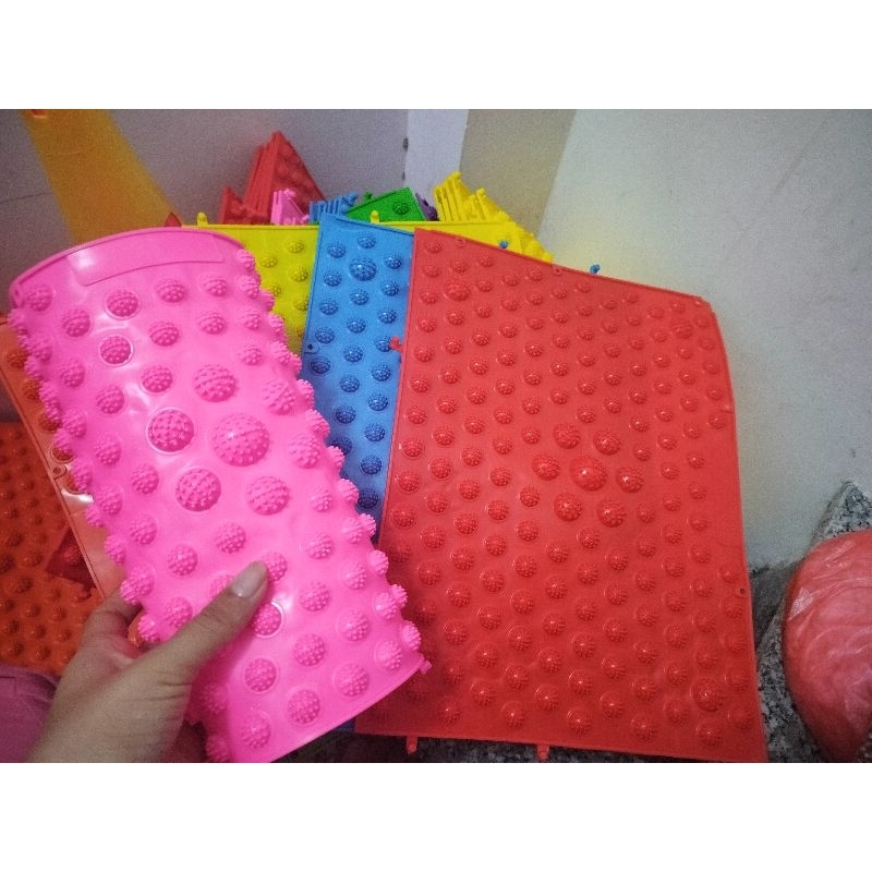 Thảm gai matxa chân lưu thông máu cho bé