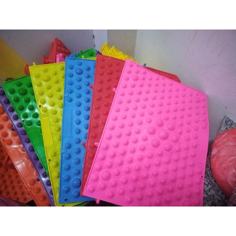 Thảm gai matxa chân lưu thông máu cho bé