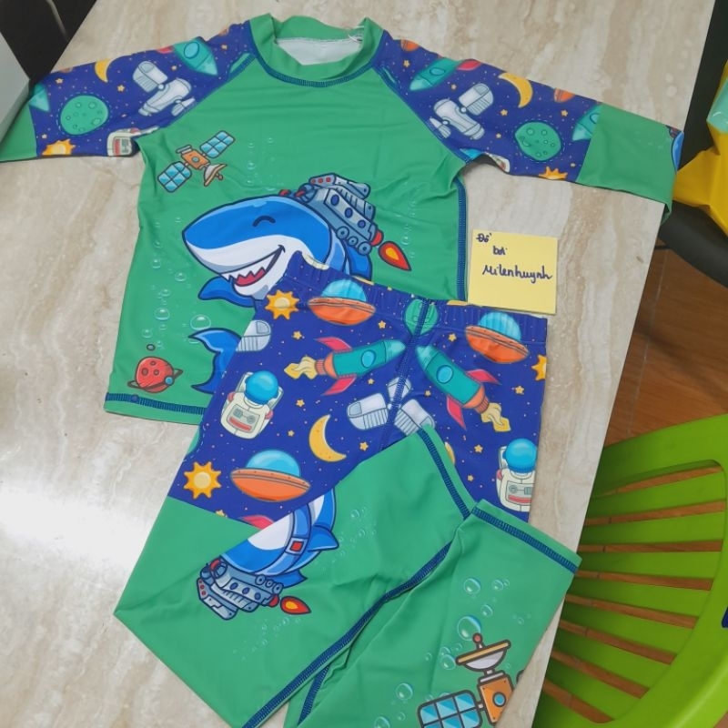 Sét đồ bơi áo tay dài, quần dài bé trai P2418 mẫu cá mập đá bóng, cá mập không gian, ngộ nghĩnh cho bé trai hiệu Yibaidu