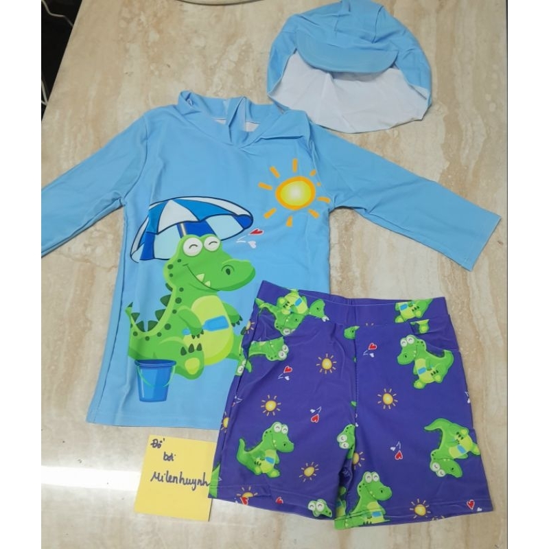 Sét đồ bơi 3 món gồm áo tay lỡ và quần đùi kèm mũ trùm che gáy cho bé trai mẫu khủng long che ô dễ thương hiệu Yibaidu