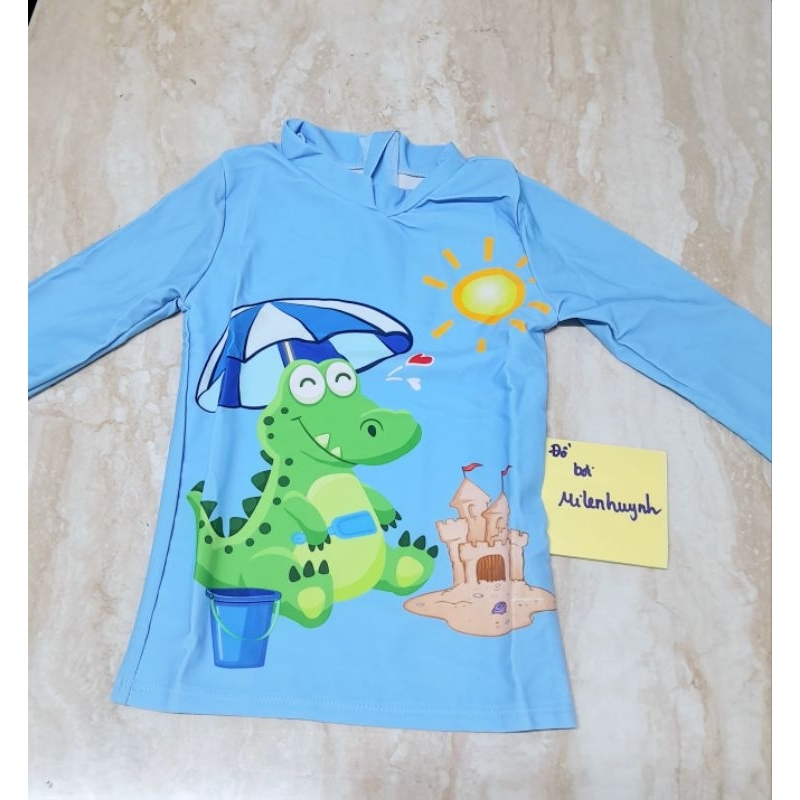 Sét đồ bơi 3 món gồm áo tay lỡ và quần đùi kèm mũ trùm che gáy cho bé trai mẫu khủng long che ô dễ thương hiệu Yibaidu