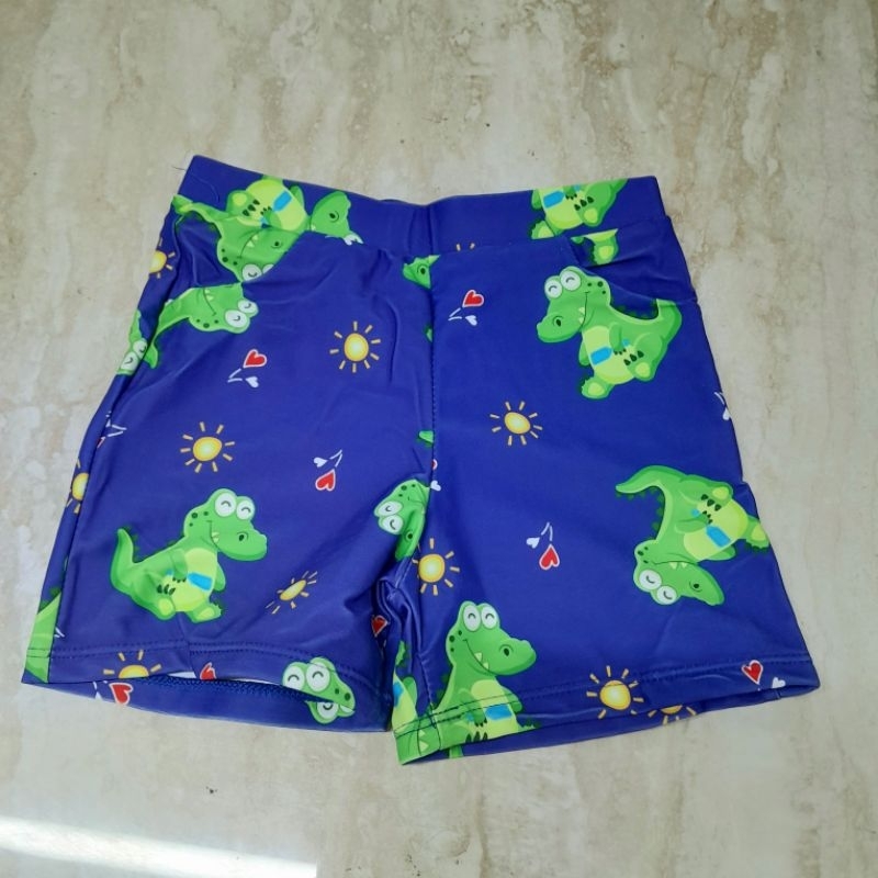 Sét đồ bơi 3 món gồm áo tay lỡ và quần đùi kèm mũ trùm che gáy cho bé trai mẫu khủng long che ô dễ thương hiệu Yibaidu