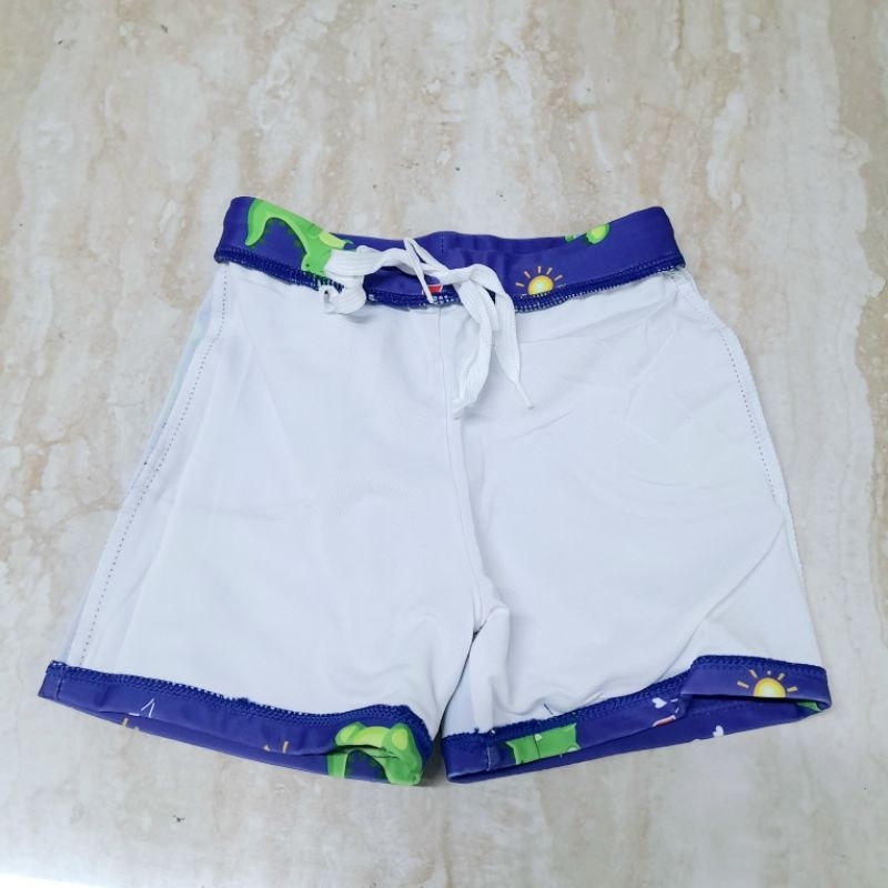 Sét đồ bơi 3 món gồm áo tay lỡ và quần đùi kèm mũ trùm che gáy cho bé trai mẫu khủng long che ô dễ thương hiệu Yibaidu