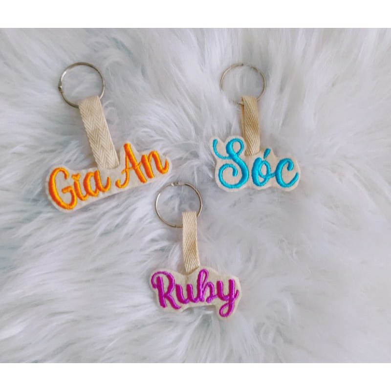 Móc khóa chữ xinh xắn thêu tên theo yêu cầu.