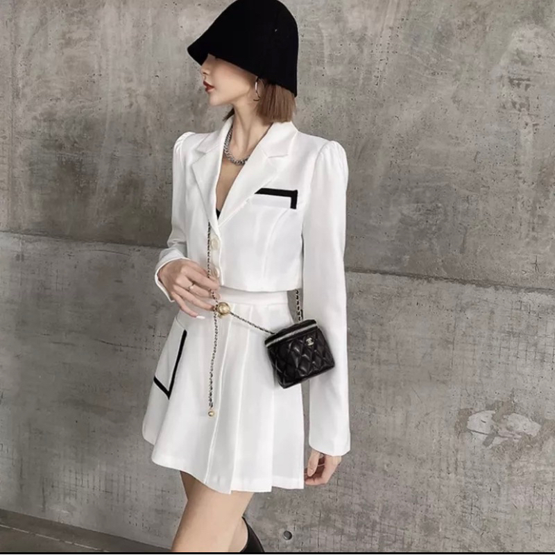 Set áo vest tay phồng croptop phối váy ngắn dáng chữ A có hai màu trắng đen