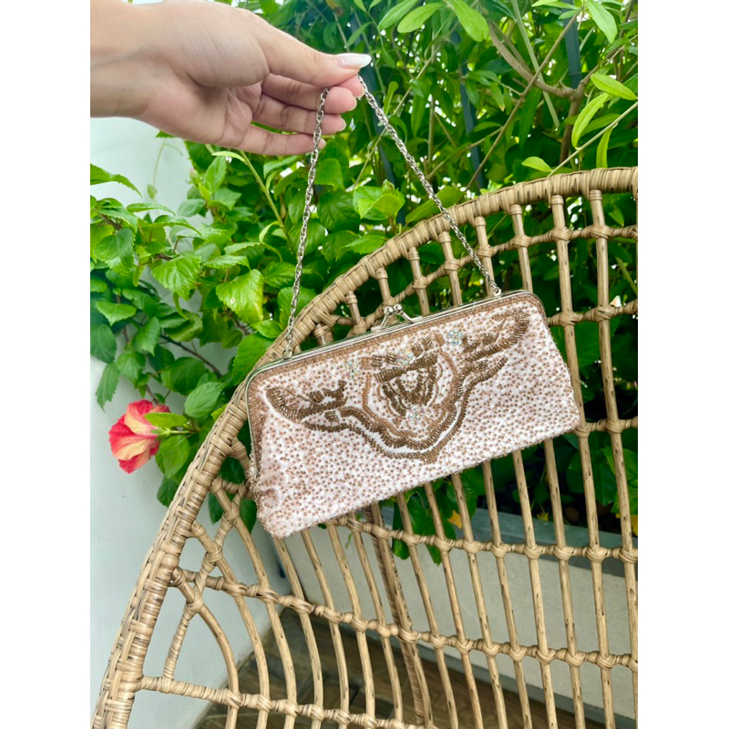 Ví cầm tay đính cườm Kumikyoku màu hồng pastel dự tiệc