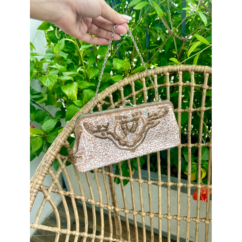 Ví cầm tay đính cườm Kumikyoku màu hồng pastel dự tiệc