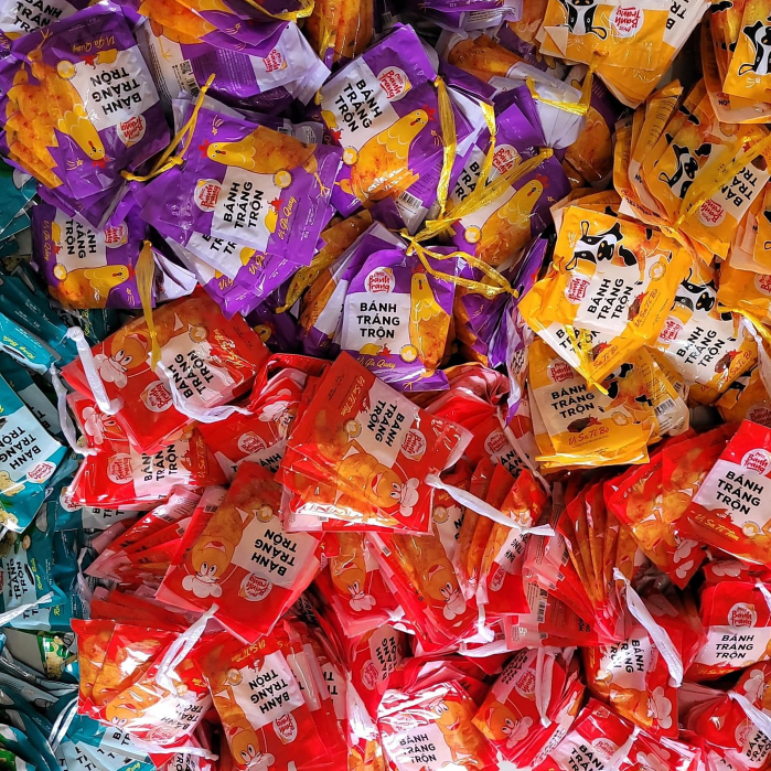 Bánh Tráng trộn  mix  6 vị, đùi gà, tôm satế, phô mai, sa tế bò, chanh xả, rong biển. bánh tráng trộn ăn liền cho trẻ em