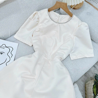 ĐẦM CỔ VIỀN ĐÁ