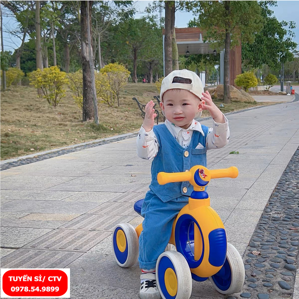 Xe chòi chân thăng bằng 4 bánh cho bé phi hành gia cao cấp kèm nhạc và đèn