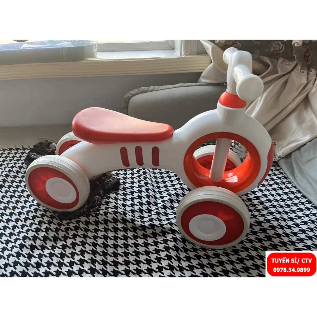 Xe chòi chân thăng bằng 4 bánh cho bé phi hành gia cao cấp kèm nhạc và đèn
