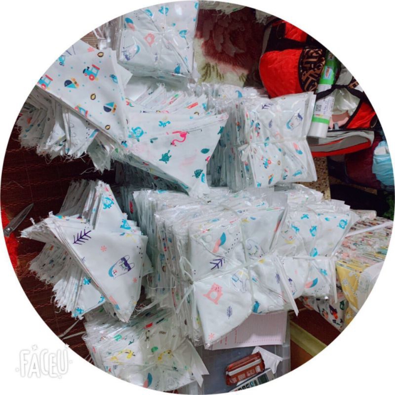 Khăn yếm xô cúc bấm cho bé, yếm cúc
