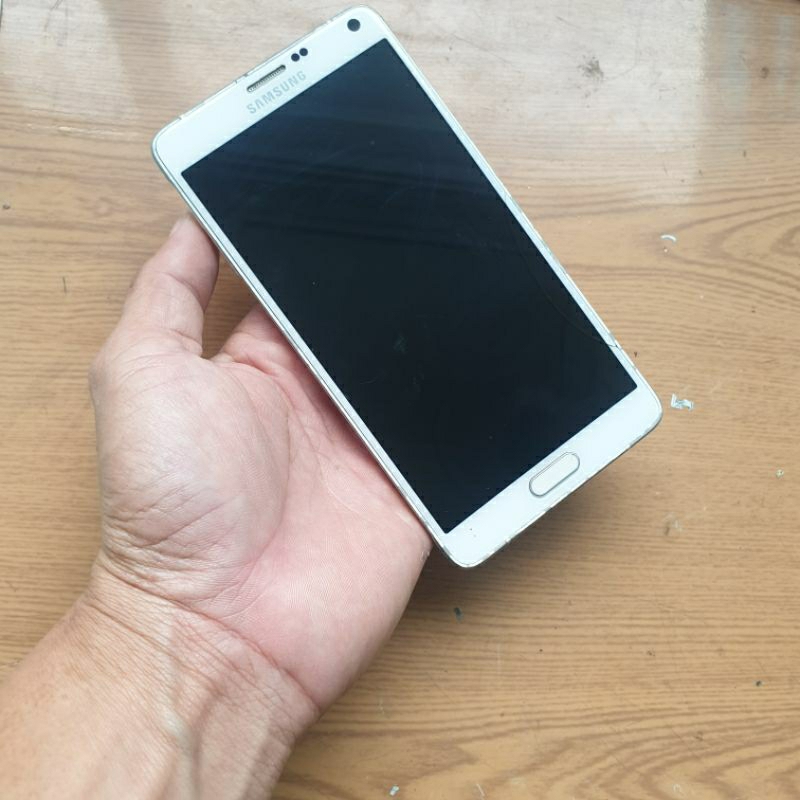 Điện thoại samsung note 4 kính nứt và sọc mép