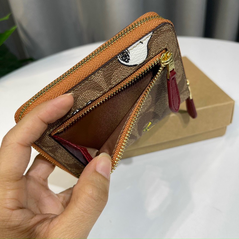 Ví Coach ngắn X Peanuts Small Zip
