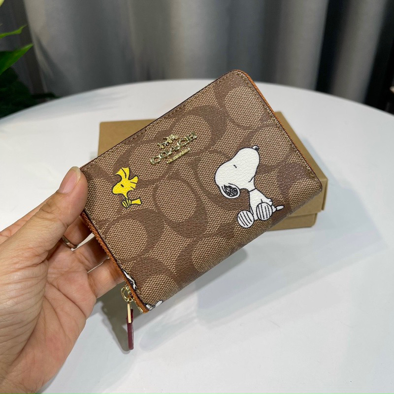 Ví Coach ngắn X Peanuts Small Zip