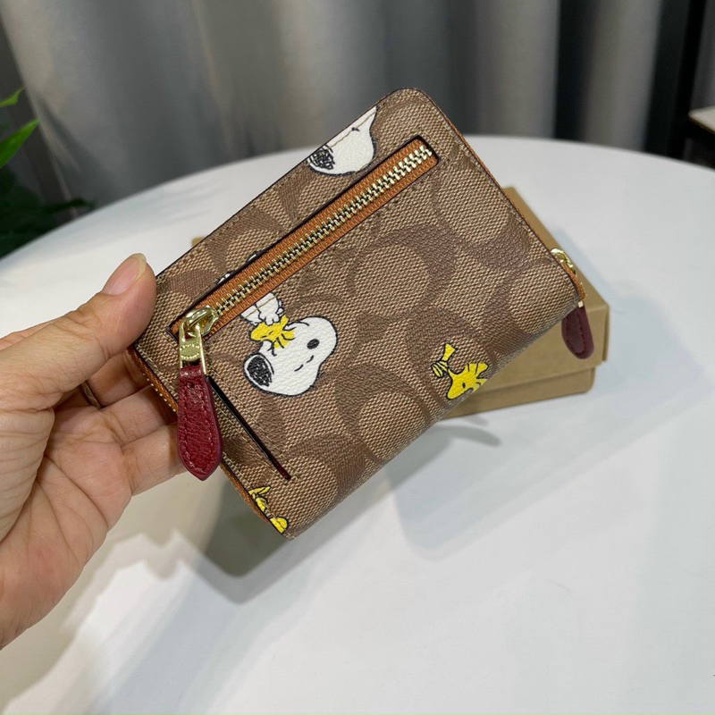 Ví Coach ngắn X Peanuts Small Zip