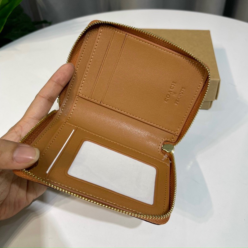 Ví Coach ngắn X Peanuts Small Zip