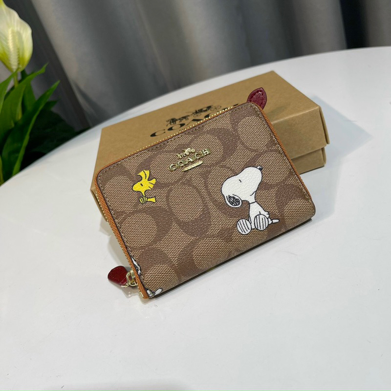 Ví Coach ngắn X Peanuts Small Zip