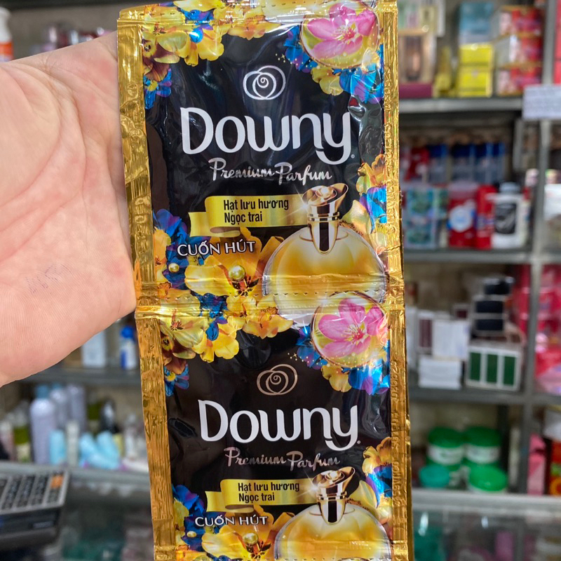 Dây 10 gói nước xả vải Downy Parfum Collection cuốn hút 18 ml